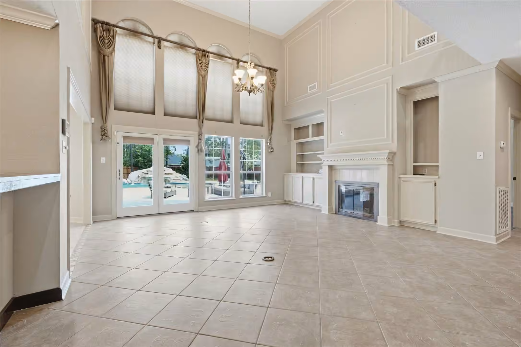 Photo 3 of 708 Bayou Crest Circle, Dickinson, TX