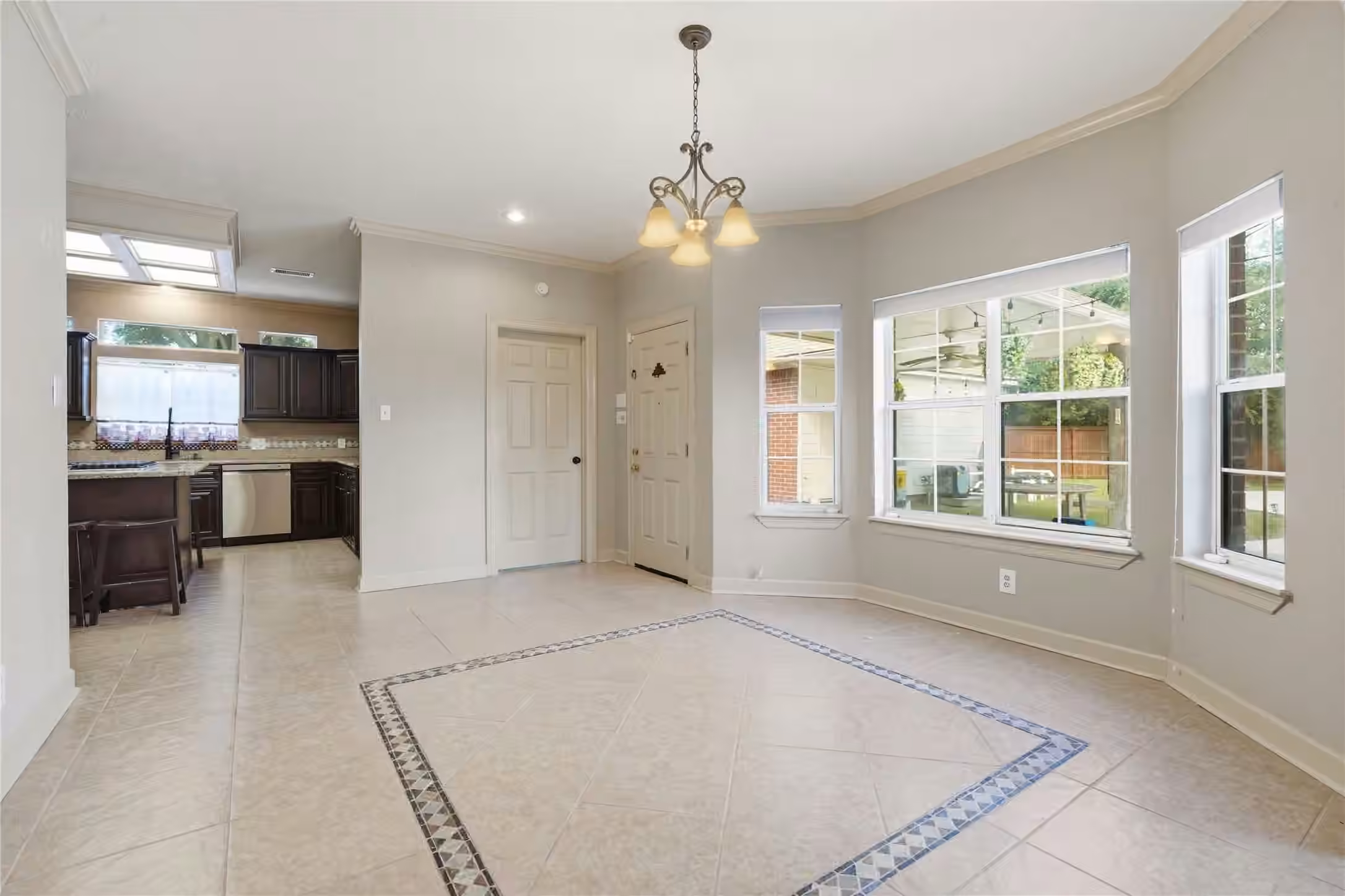 Photo 4 of 708 Bayou Crest Circle, Dickinson, TX
