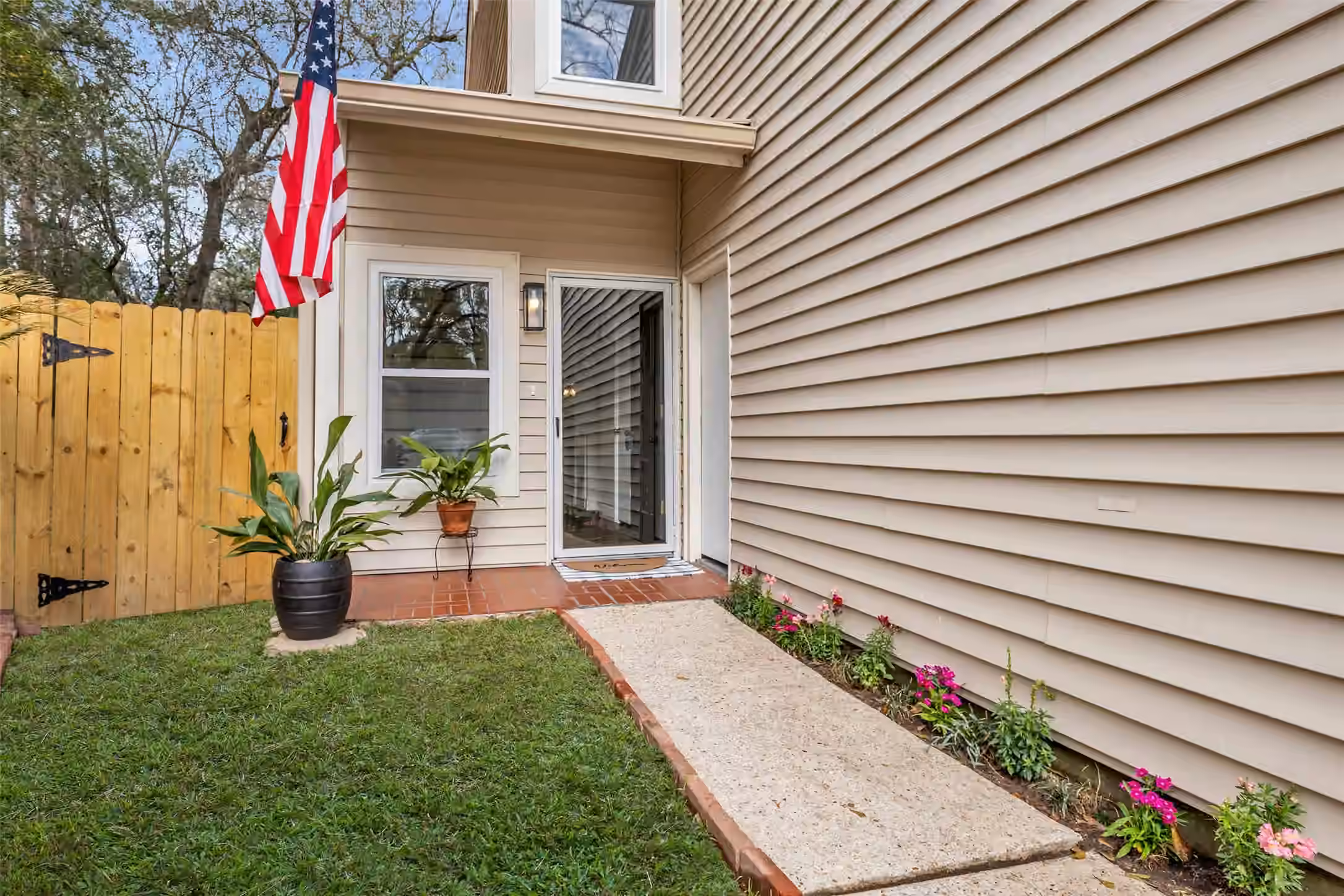 Photo 2 of 1810 N Red Cedar Circle, The Woodlands, TX