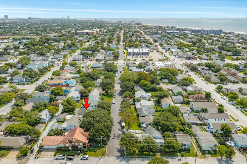 Photo 5 of 4618 Avenue R 1/2, Galveston, TX