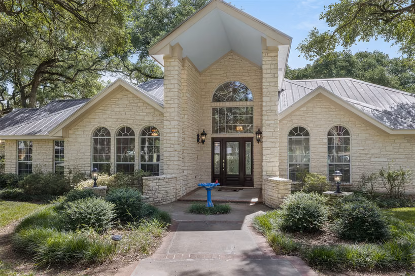 Photo 2 of 203 Oak Cluster Drive, Columbus, TX