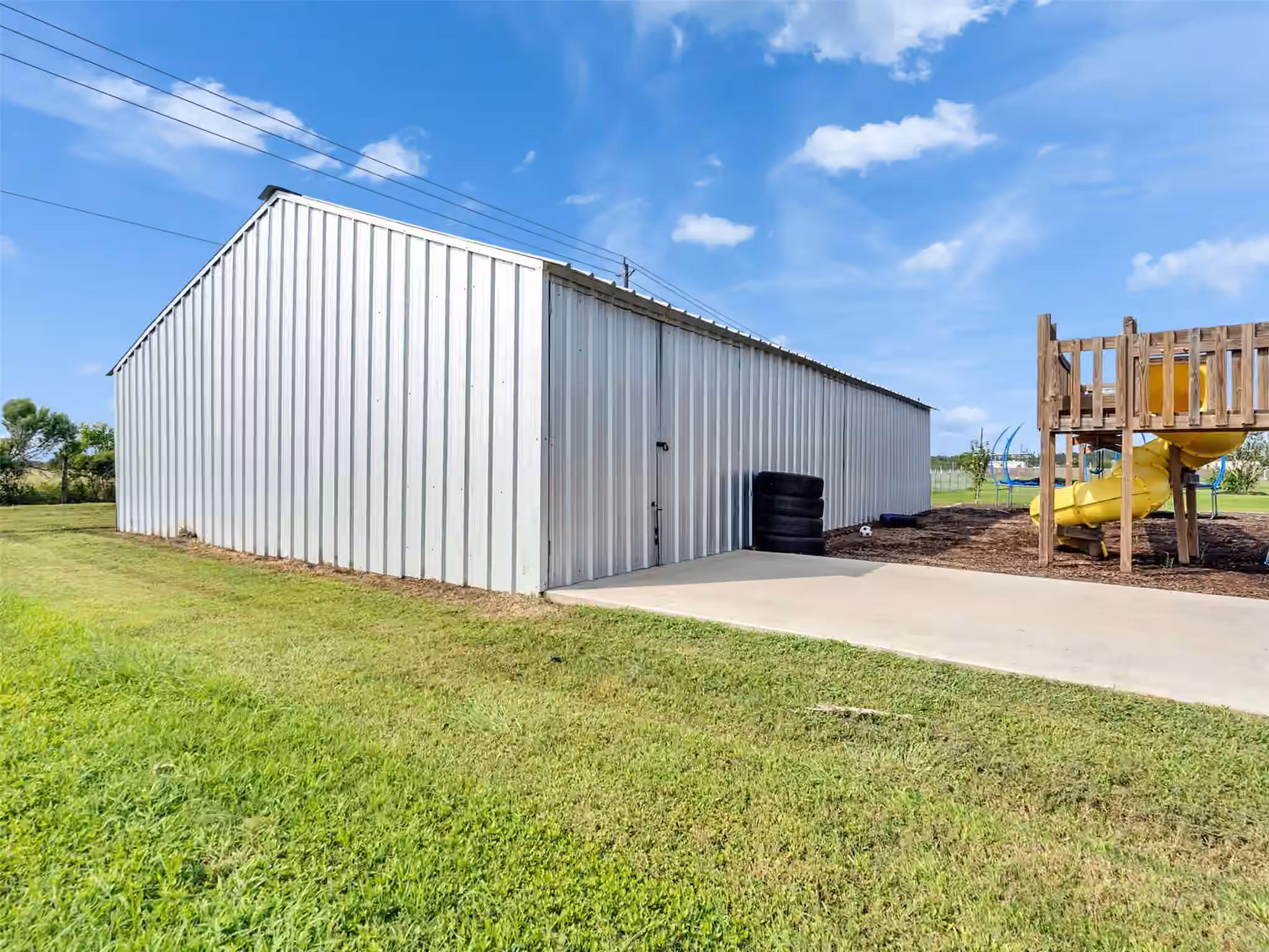 Photo 3 of 8802 Los Robles Avenue, Alvin, TX
