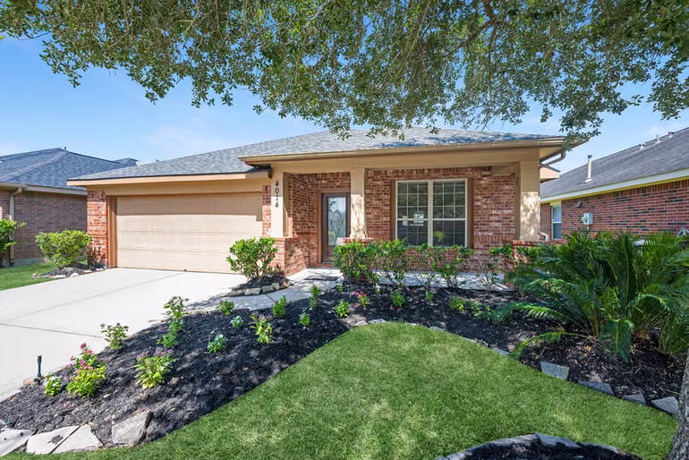 Photo 3 of 4014 Pinecrest Hollow, Houston, TX
