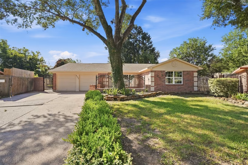 Photo 3 of 8902 Winding River Drive, Houston, TX