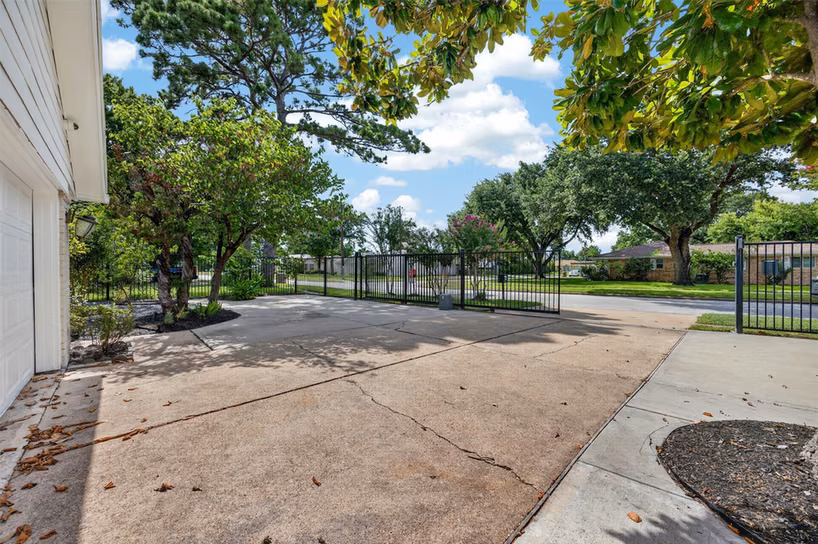 Photo 6 of 10335 Emnora Lane, Houston, TX