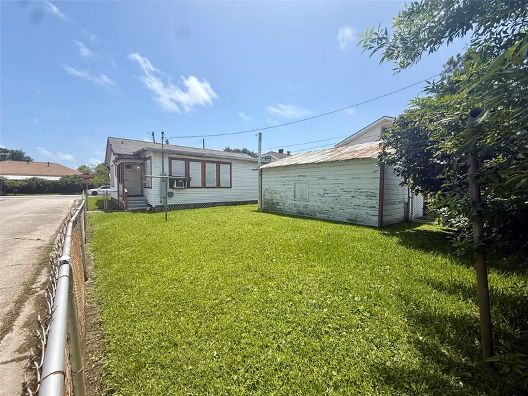 Photo 4 of 1501 Milam Drive, Galveston, TX