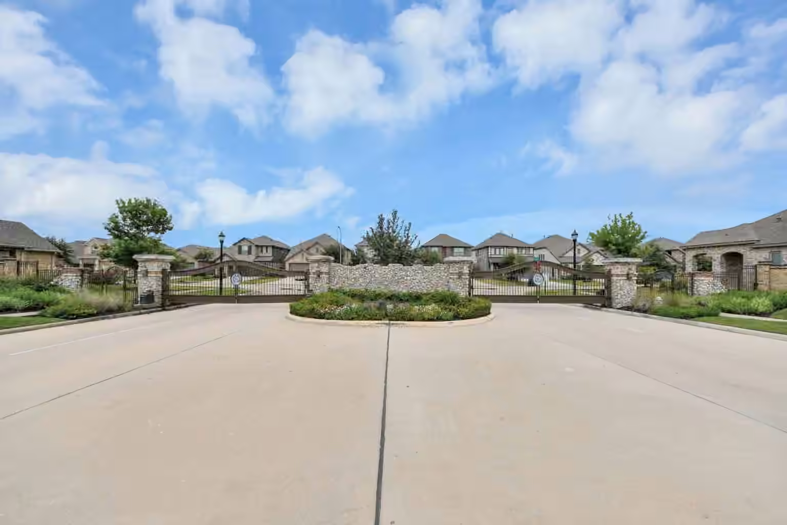 Photo 2 of 15746 Highlands Cove Drive, Humble, TX