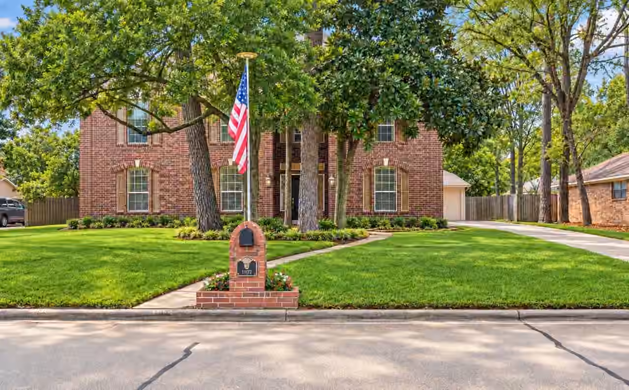 Photo 2 of 111 Pine Manor Drive, Conroe, TX