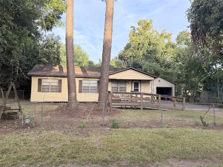Photo of 724 S Morgan Street, Angleton, TX