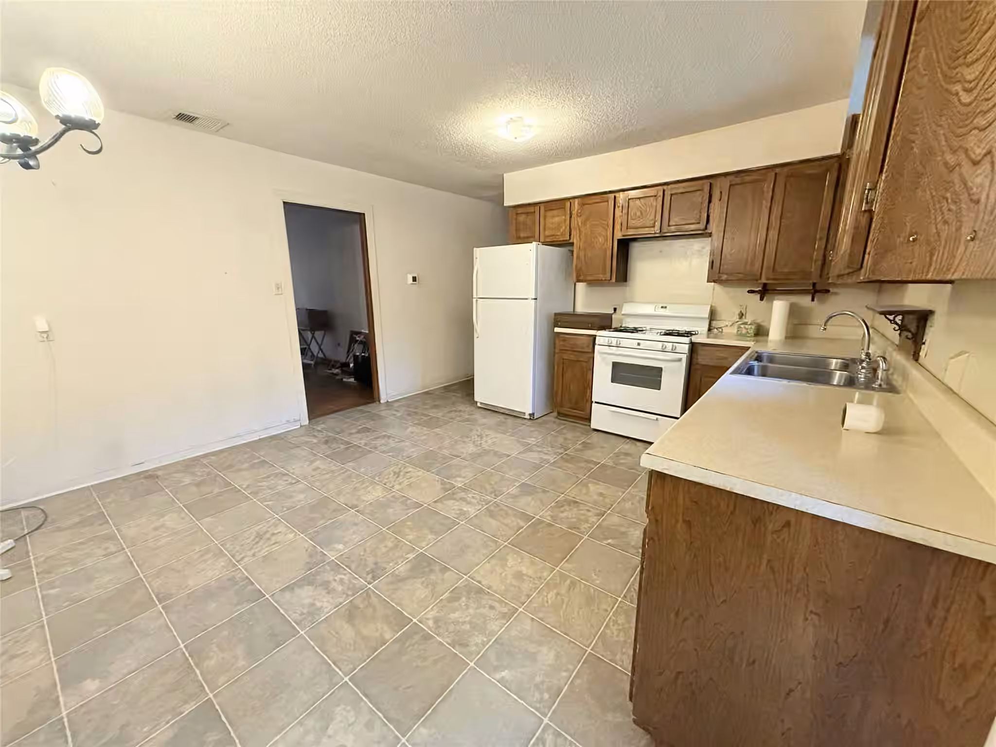 Photo 5 of 724 S Morgan Street, Angleton, TX