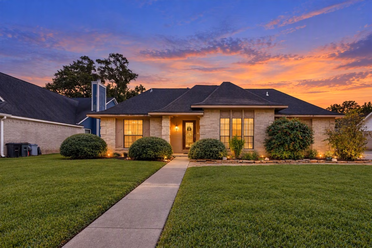 Photo of 112 Raintree Lane, Lake Jackson, TX 77566