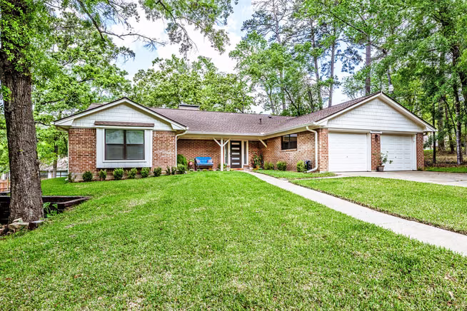 Photo 3 of 1905 Rollingwood Drive, Huntsville, TX