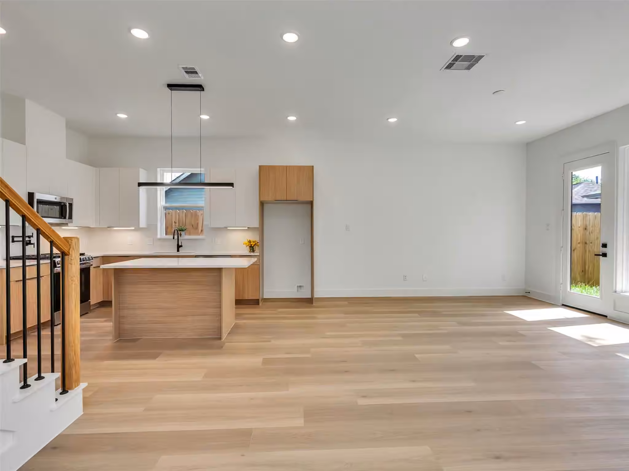 Photo 7 of 511 ALTIC ST, Houston, TX