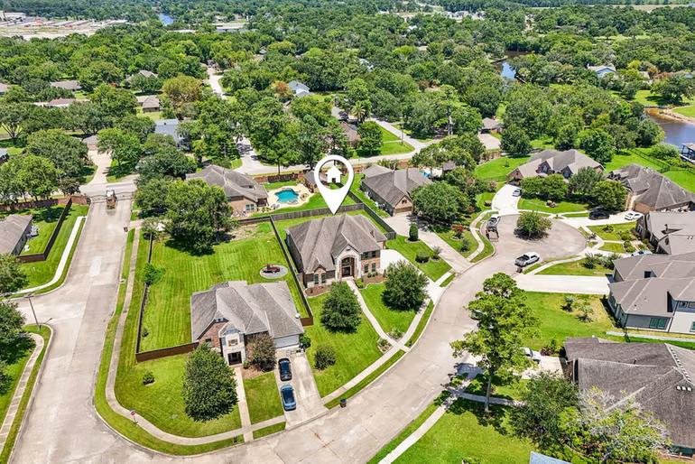 Photo 3 of 405 Old Orchard Drive, Dickinson, TX