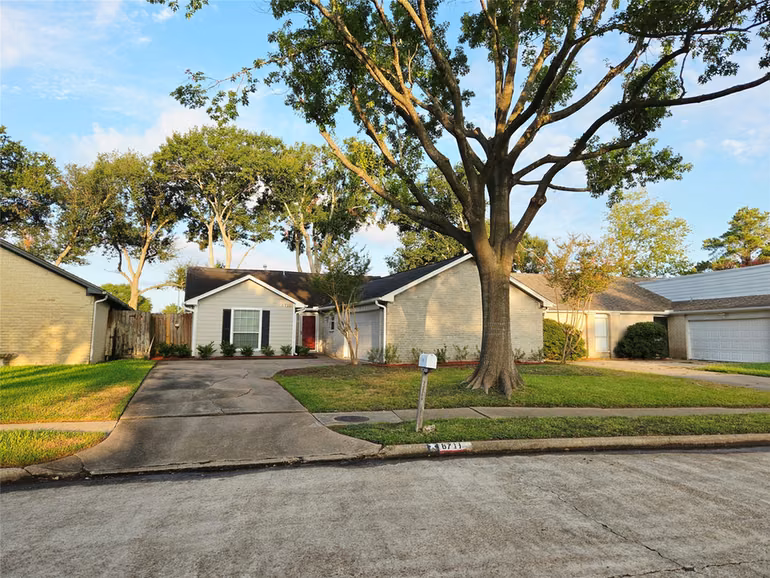 Photo 2 of 6711 Stonewater, Houston, TX