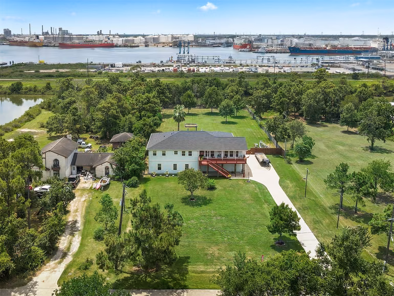 Photo 7 of 1003 S Country Club Drive, La Porte, TX