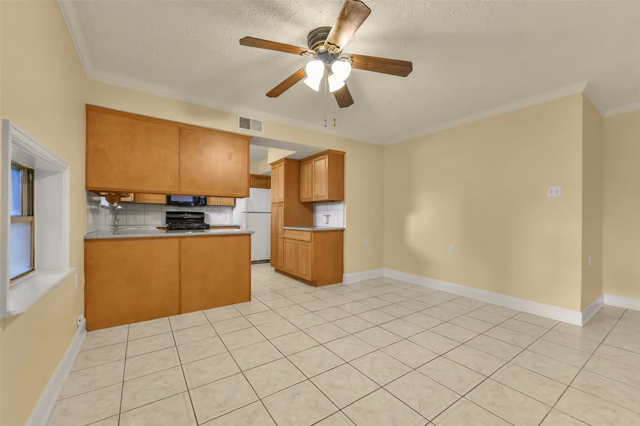 Photo 5 of 523 Oakdale Avenue, Shoreacres, TX