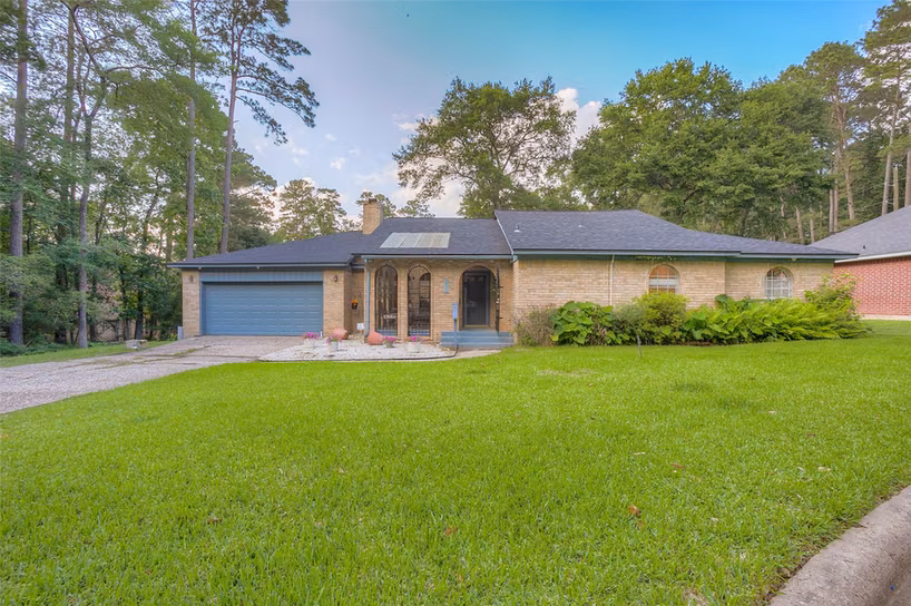 Photo of 404 River Oaks Drive, Huntsville, TX 77340