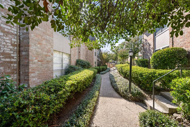 Photo 3 of 1809 Stoney Brook Drive 71, Houston, TX 77063