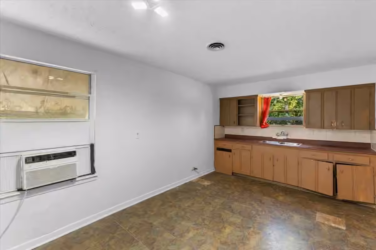 Photo 6 of 8002 Woodlyn Road, Houston, TX