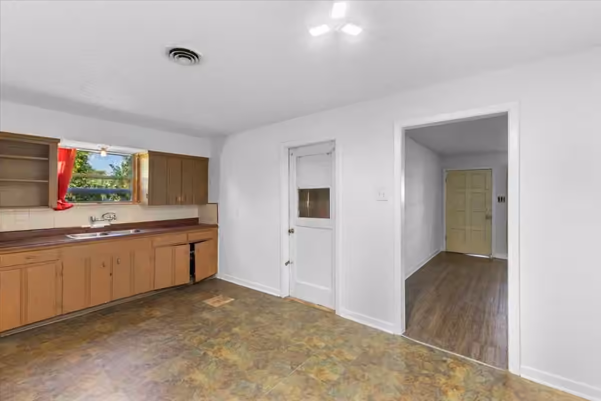 Photo 7 of 8002 Woodlyn Road, Houston, TX