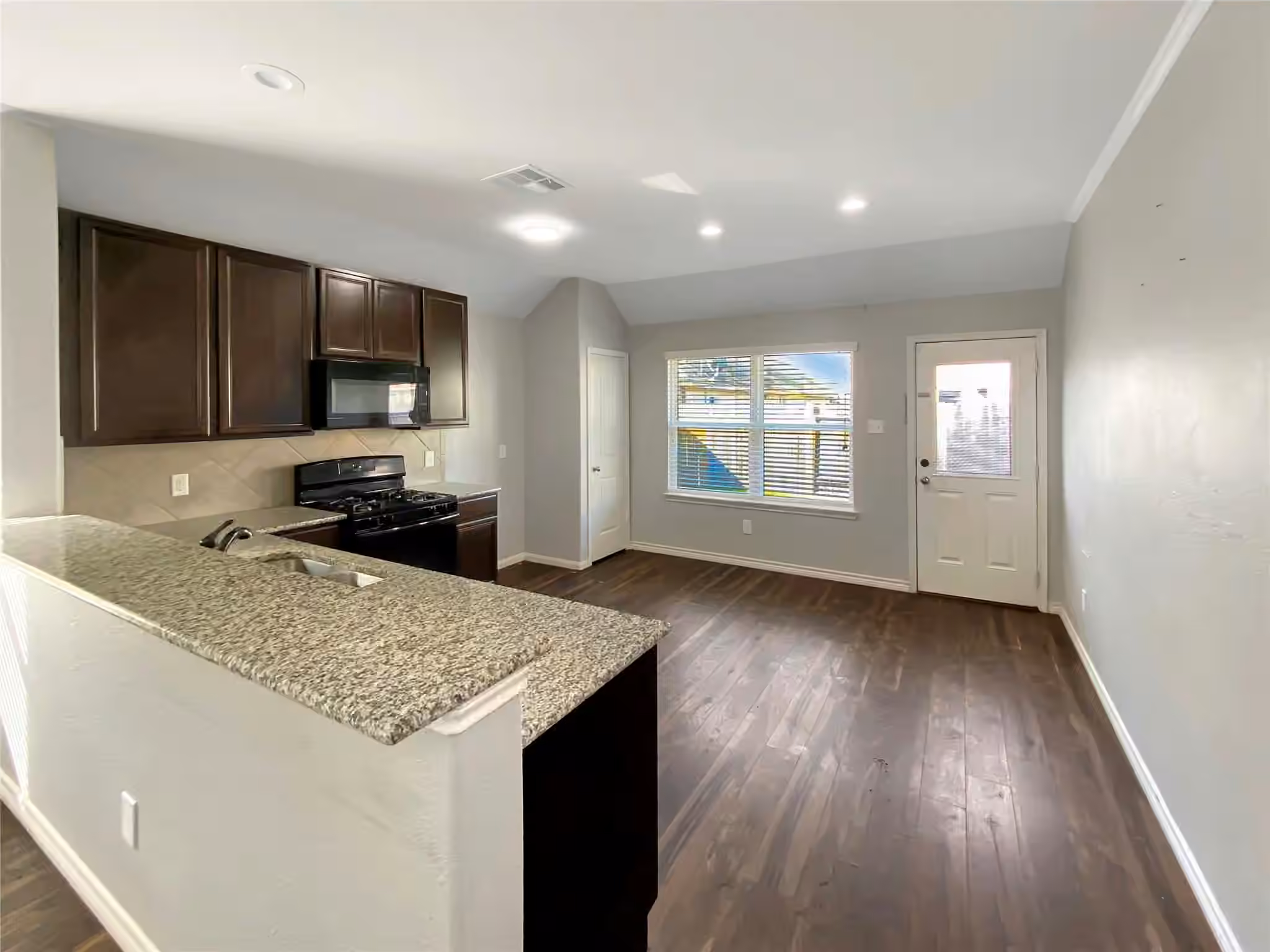 Photo 7 of 10307 Solitude Way, Houston, TX