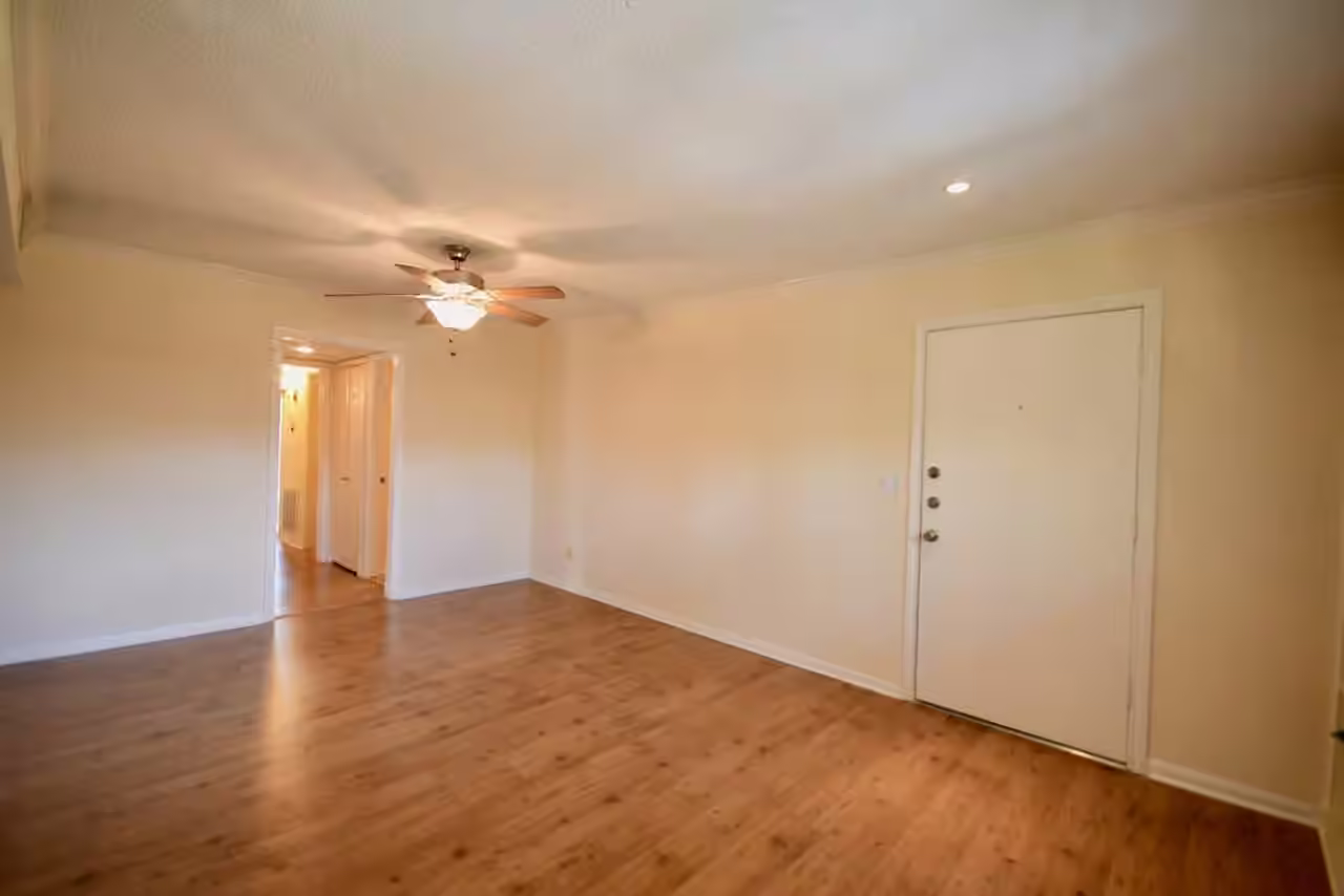 Photo 5 of 6443 Bayou Glen Road, Houston, TX
