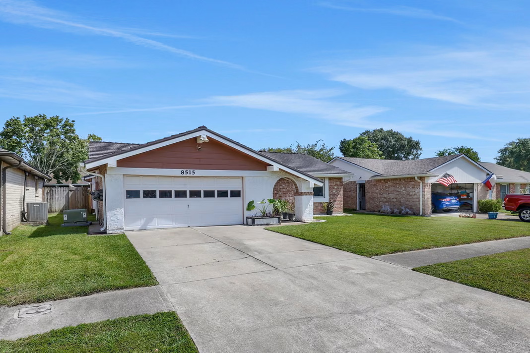 Photo 5 of 8515 Oakhaven Road, La Porte, TX