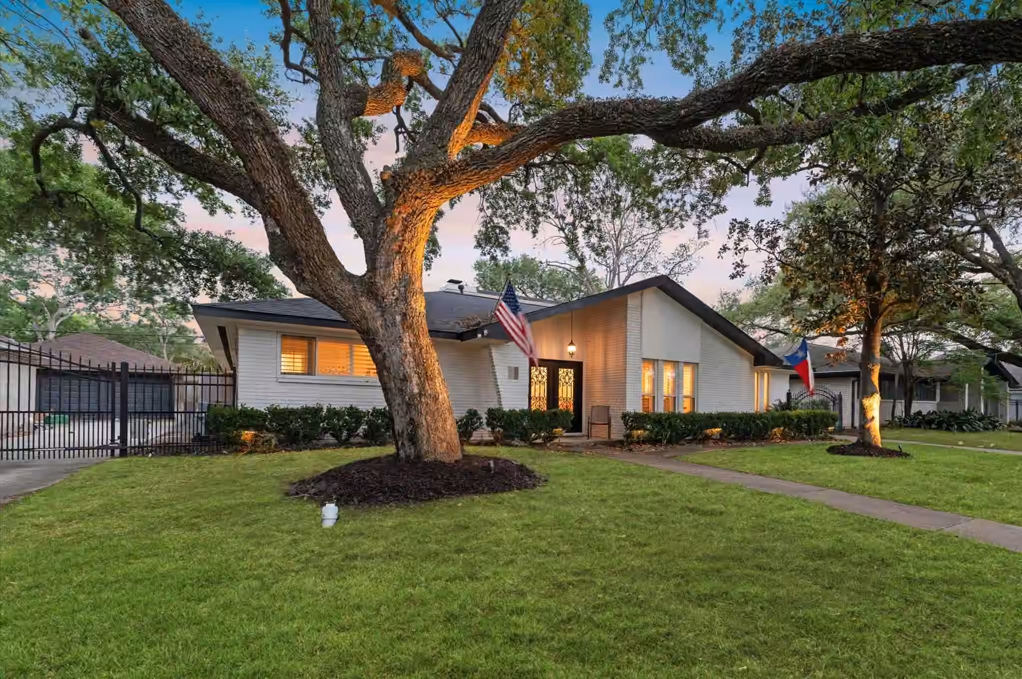 Photo 2 of 5511 Queensloch Drive, Houston, TX