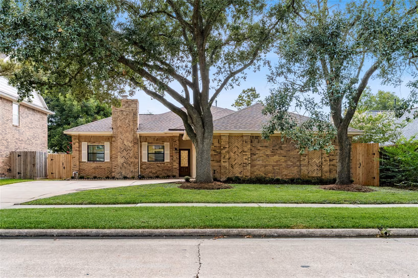 Photo 2 of 210 Mill Trail Drive, Sugar Land, TX
