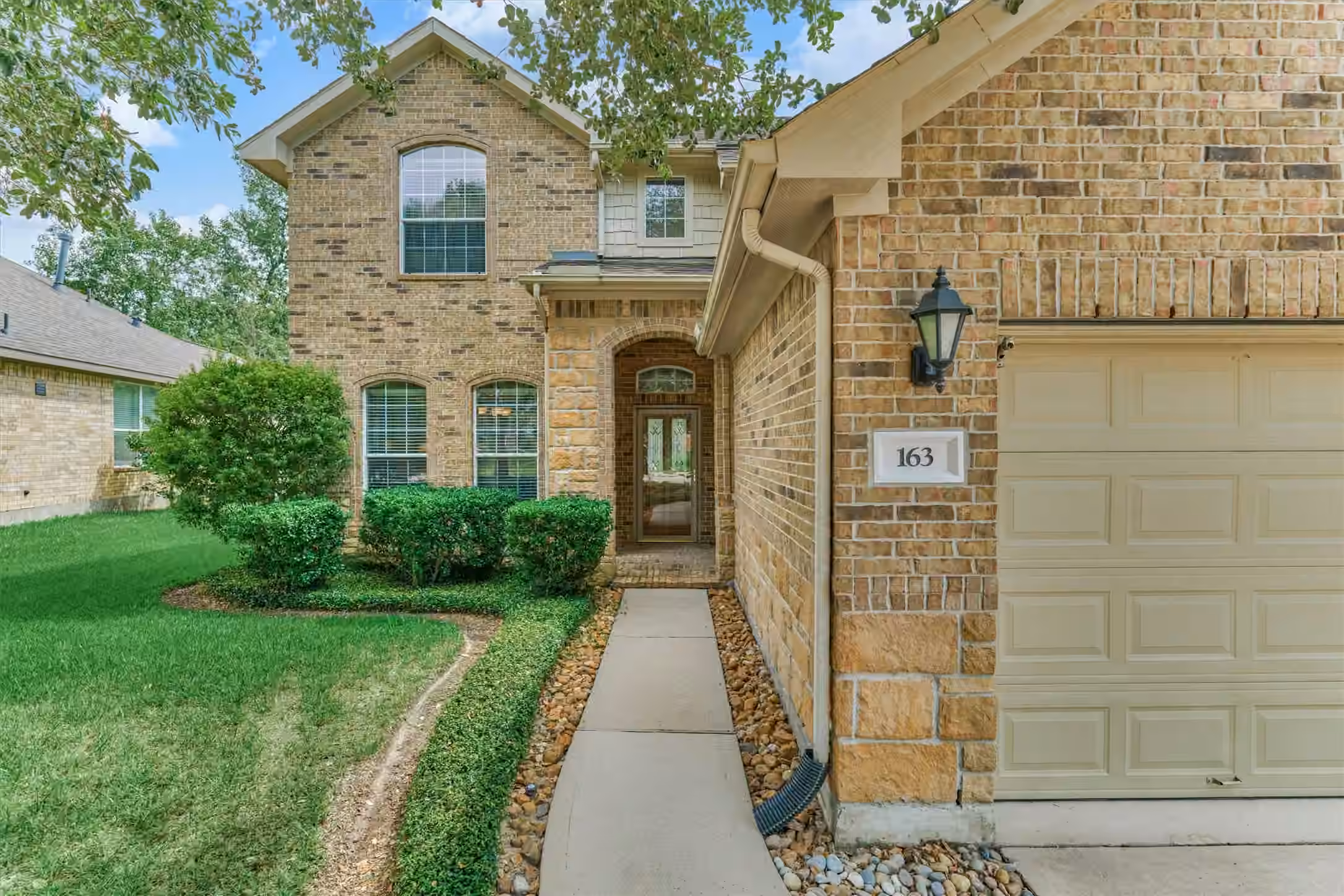 Photo 3 of 163 N Hawkhurst Circle, The Woodlands, TX