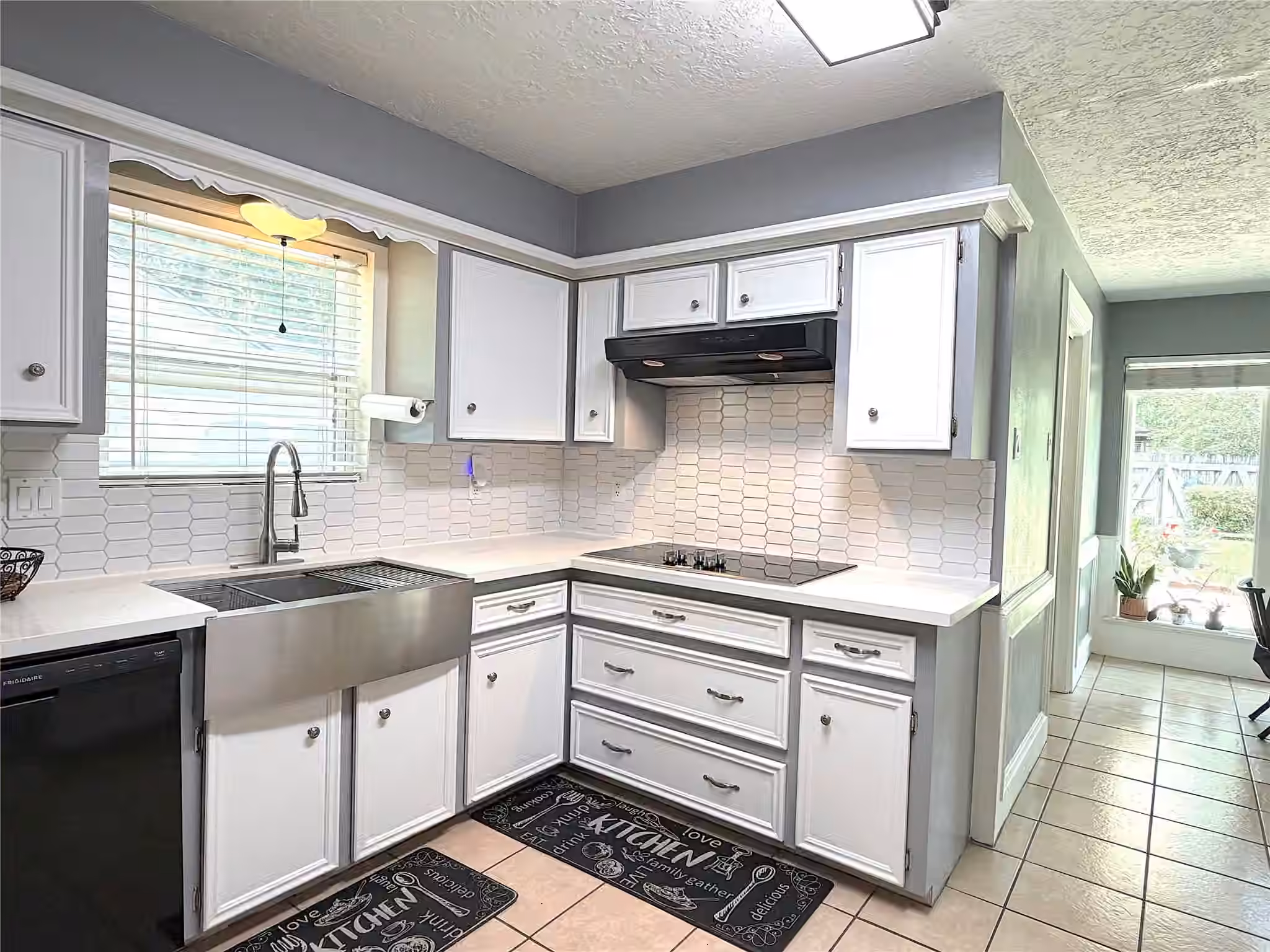 Photo 7 of 1402 Trailwood Village Drive, Houston, TX