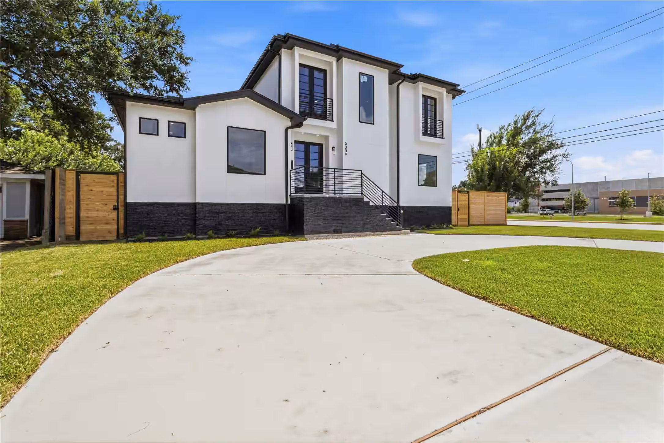 Photo 2 of 5009 Holt Street, Bellaire, TX