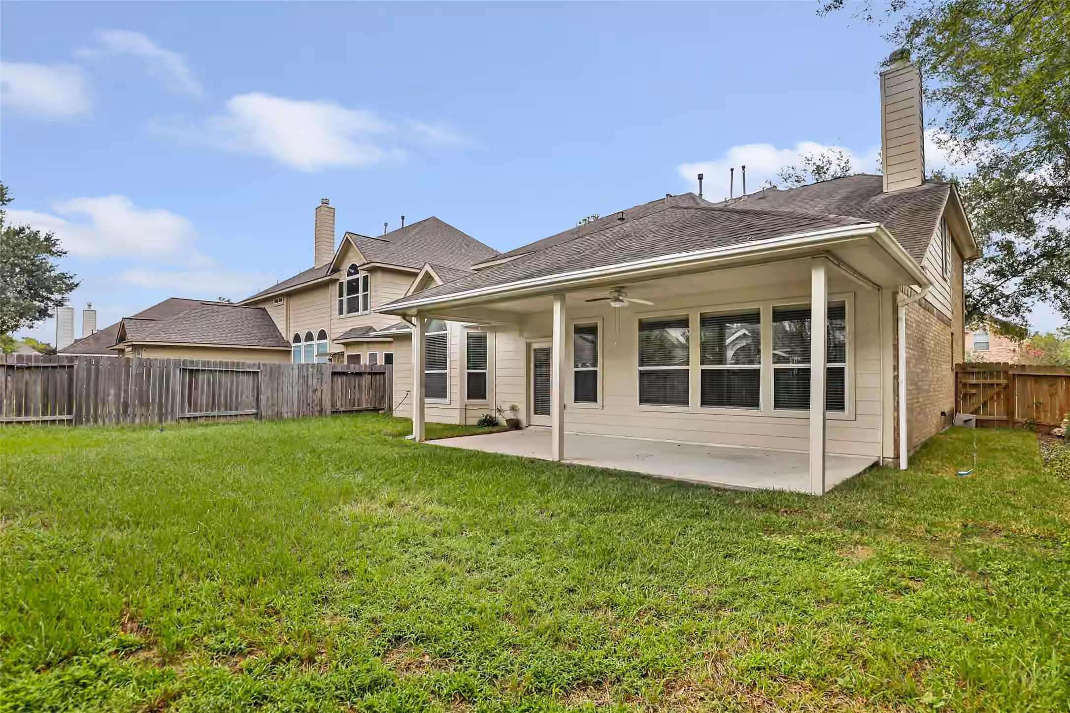 Photo 5 of 26032 Royal Emerald Lane, Kingwood, TX
