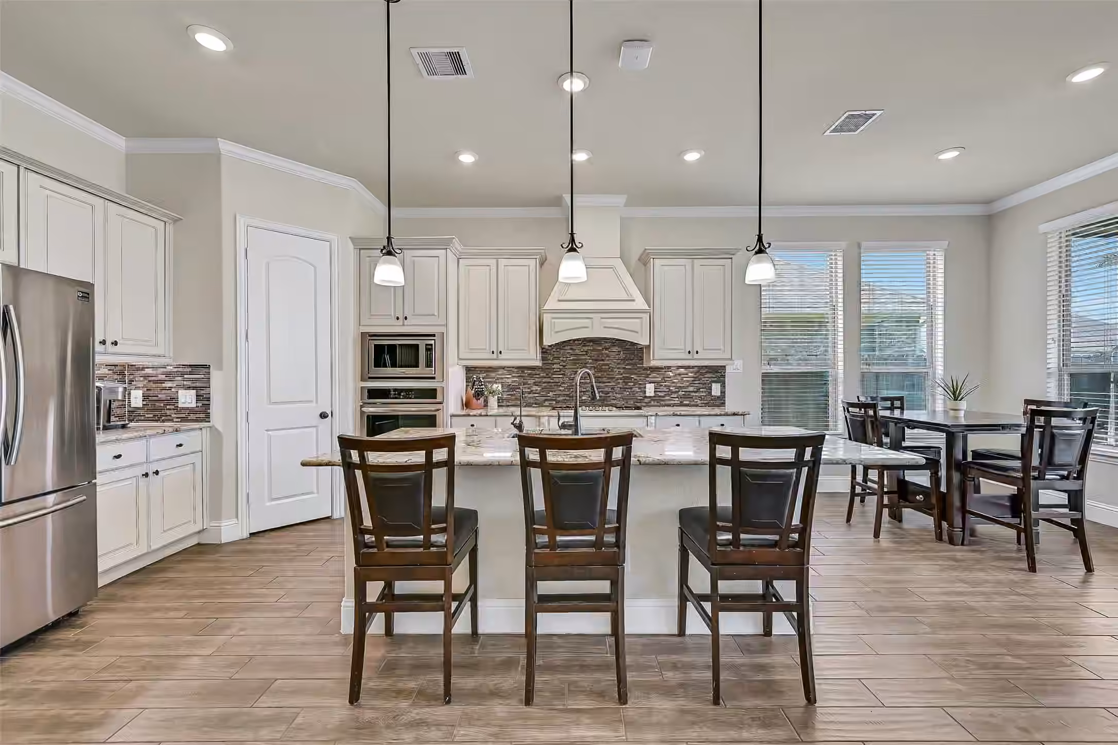 Photo 3 of 1645 Longwood Glen Lane, Friendswood, TX 77546