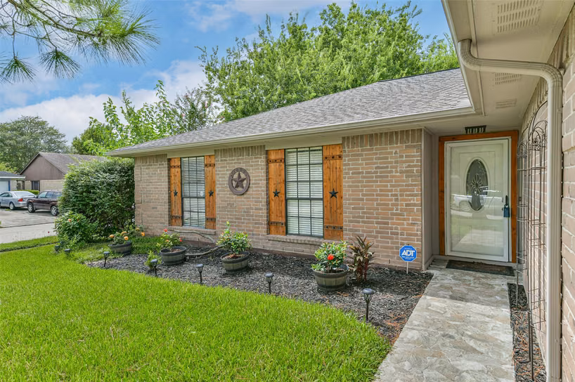 Photo 3 of 2422 Pilgrims Bend Drive, Friendswood, TX