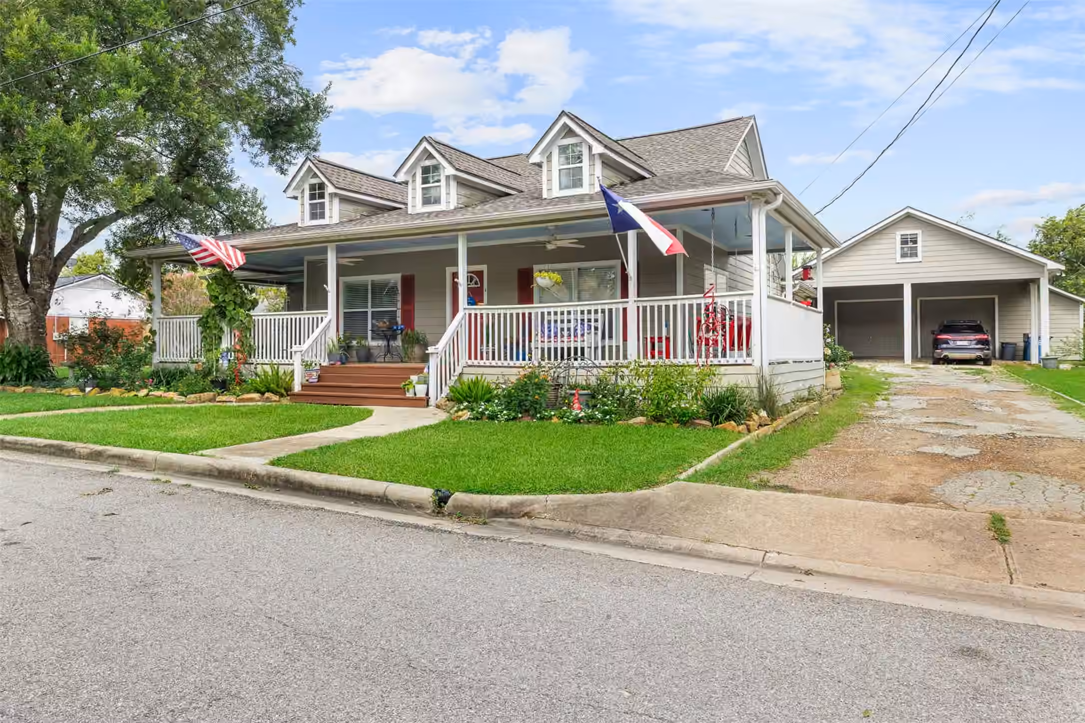 Photo 2 of 410 N Cochran Street, Bellville, TX