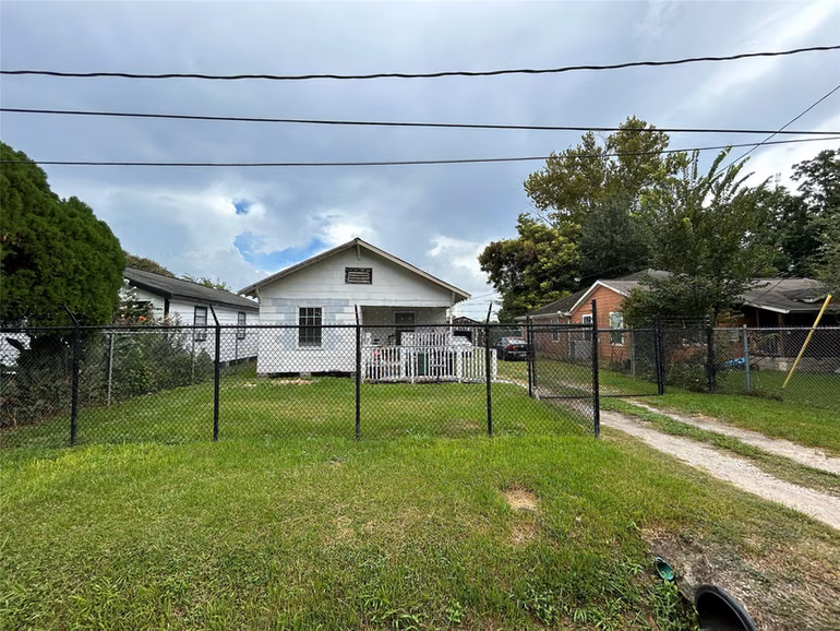 Photo 6 of 10612 Exeter St, Houston, TX 77093
