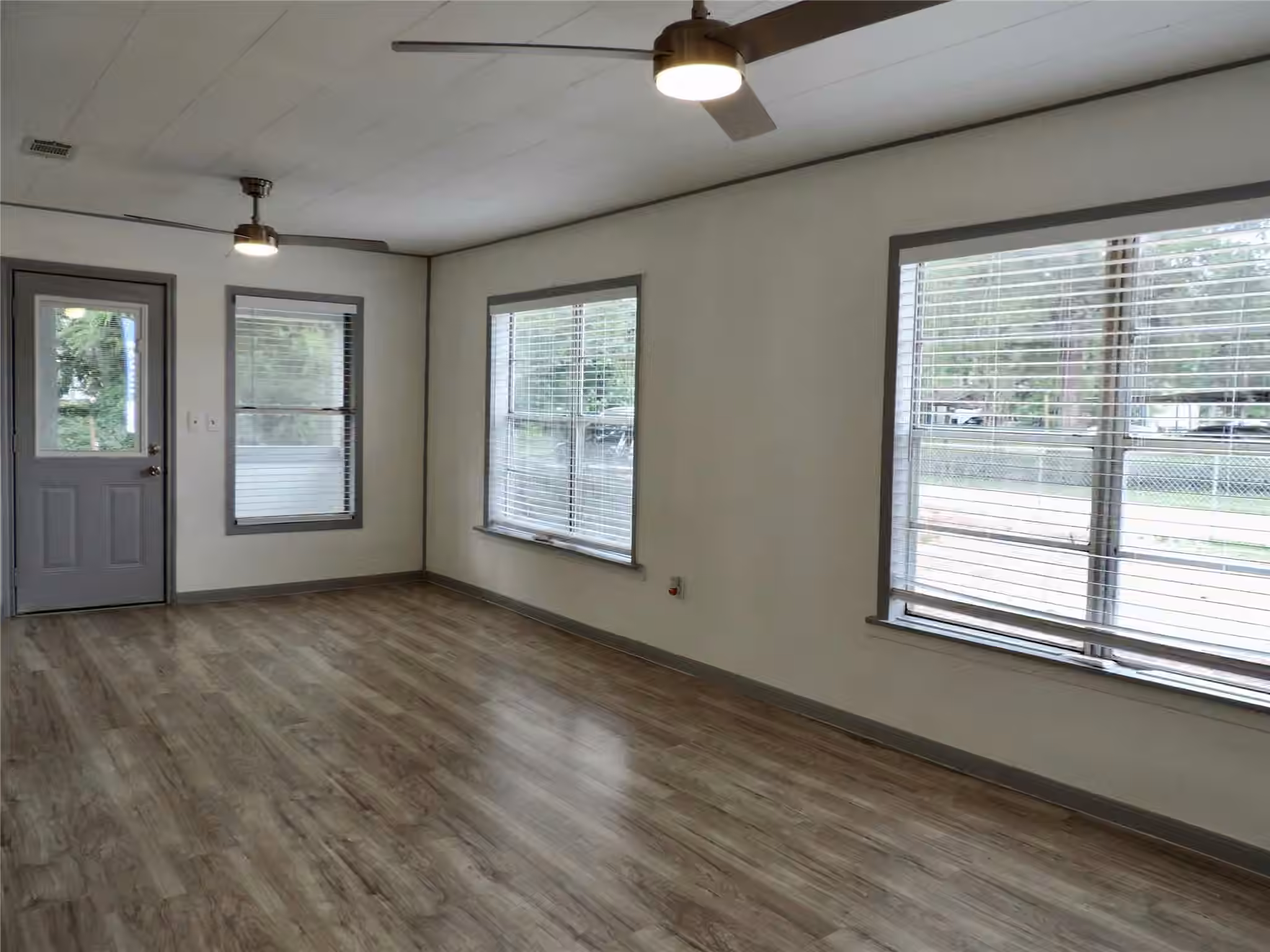 Photo 3 of 127 S Fenner Avenue, Cleveland, TX