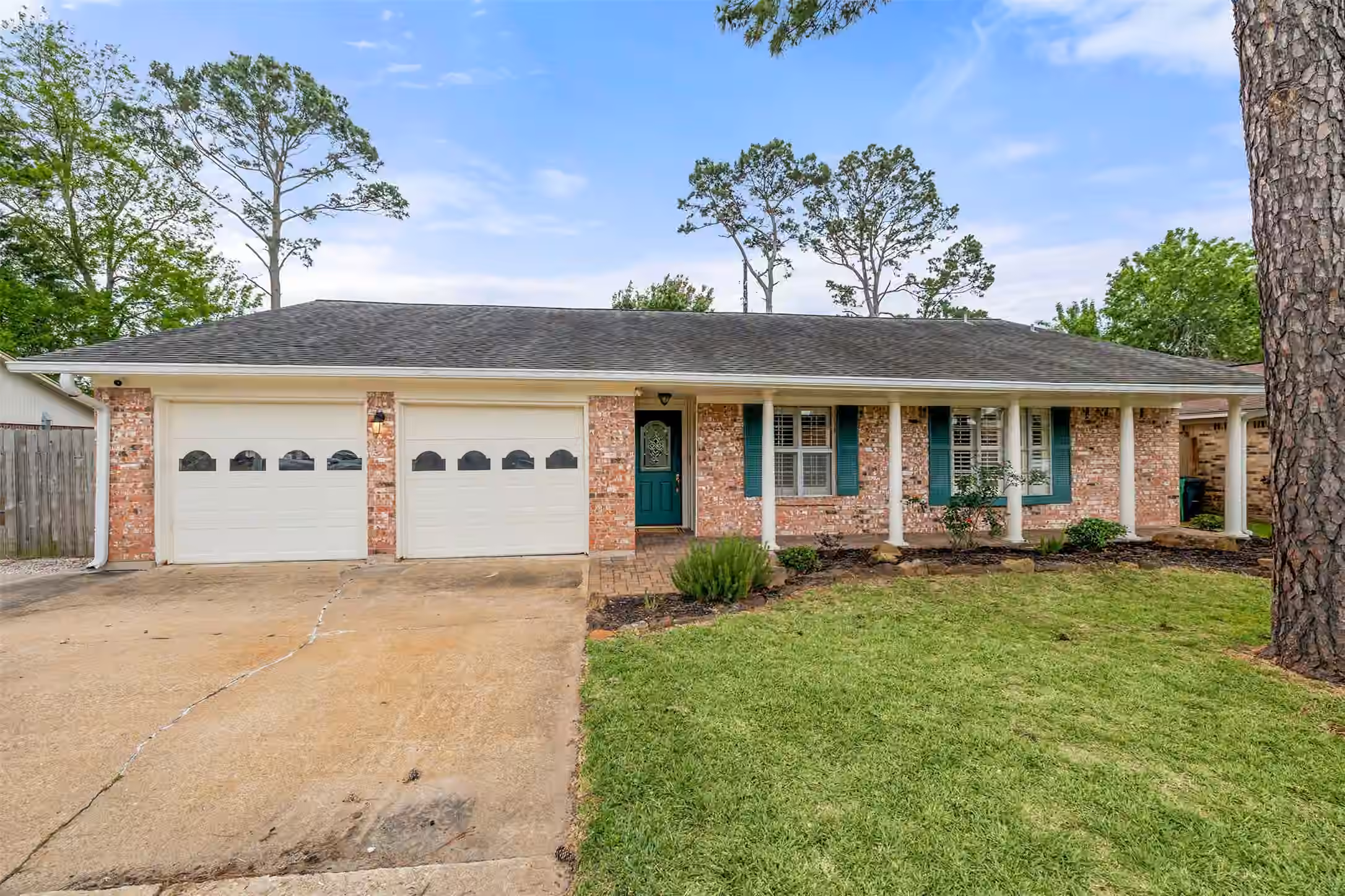 Photo 2 of 10014 Sweet Gum Lane, Baytown, TX