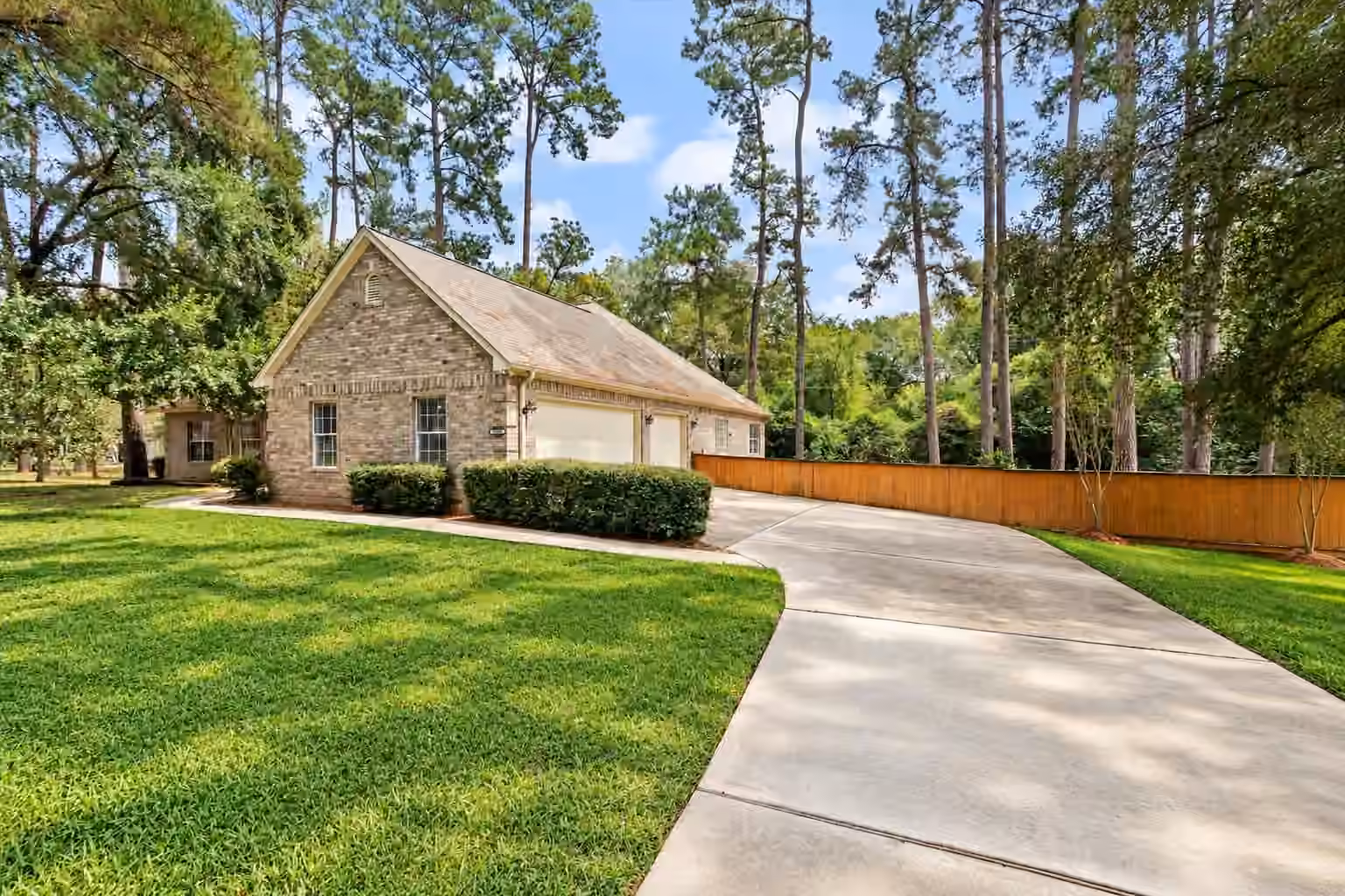 Photo 2 of 15690 Corinthian Way, Willis, TX