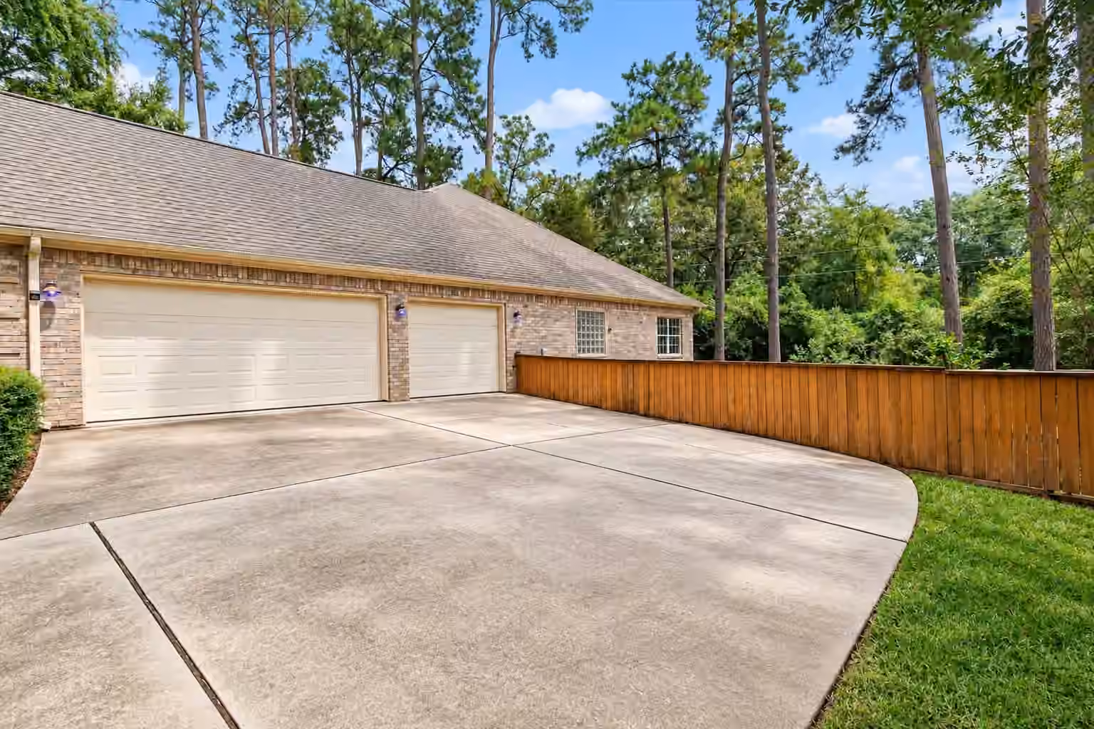 Photo 3 of 15690 Corinthian Way, Willis, TX