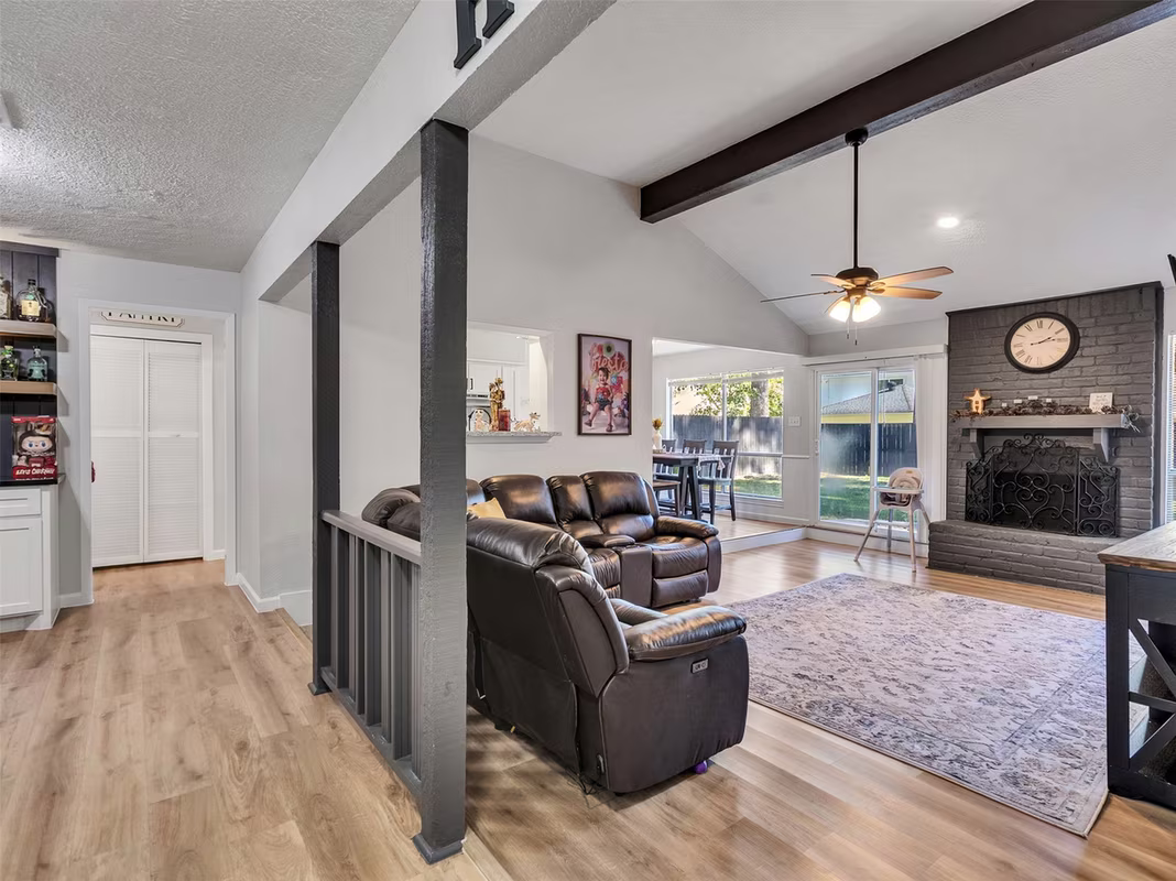 Photo 5 of 15102 Rolling Oaks Drive, Houston, TX