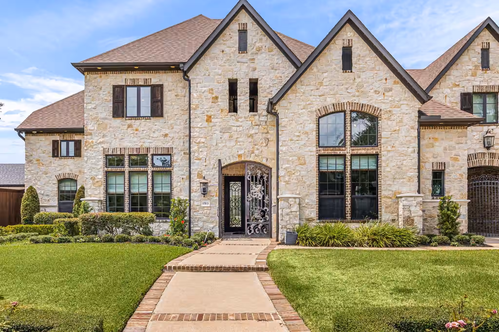 Photo 3 of 1513 Huge Oaks Street, Houston, TX