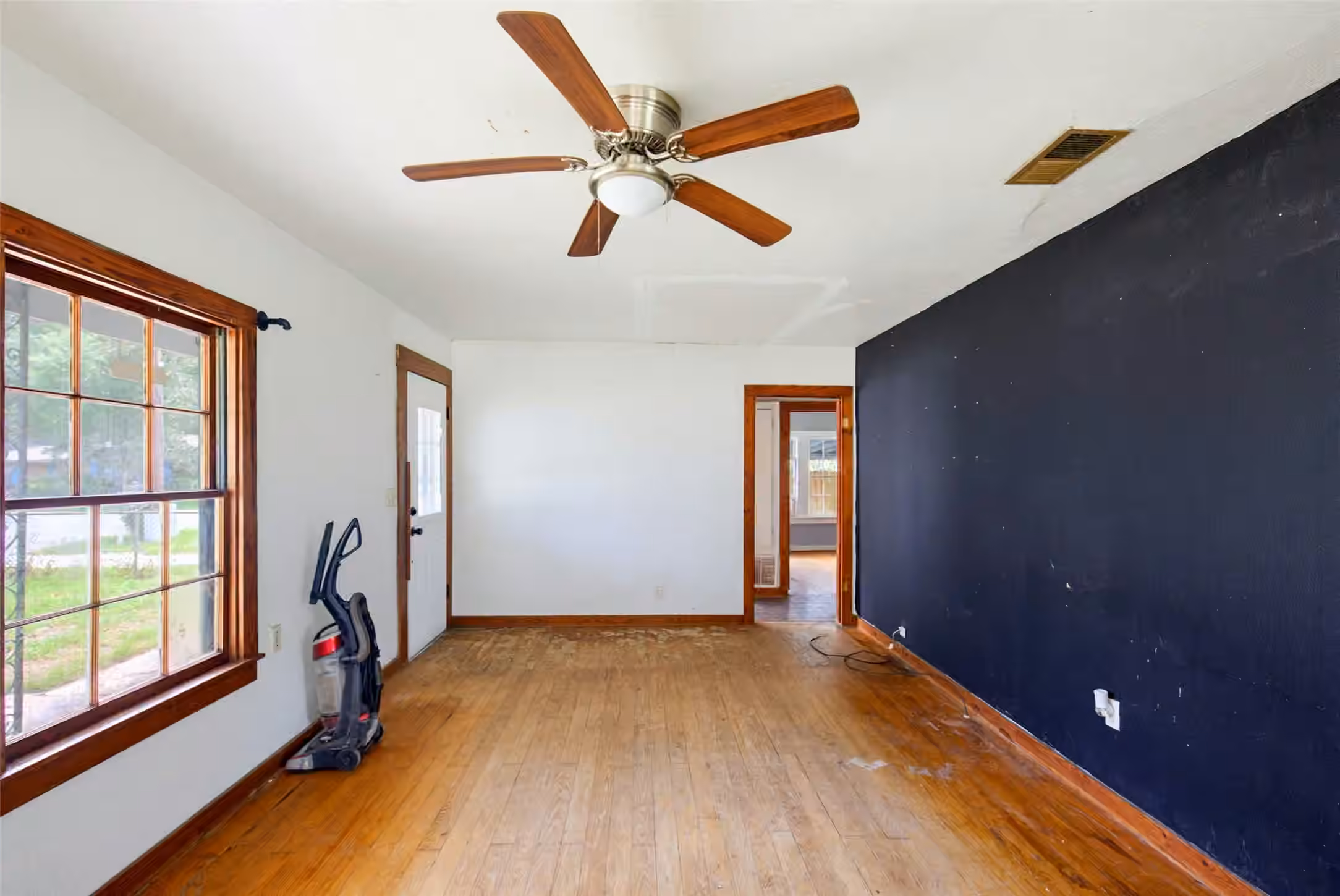 Photo 4 of 1104 Southline Street, Cleveland, TX