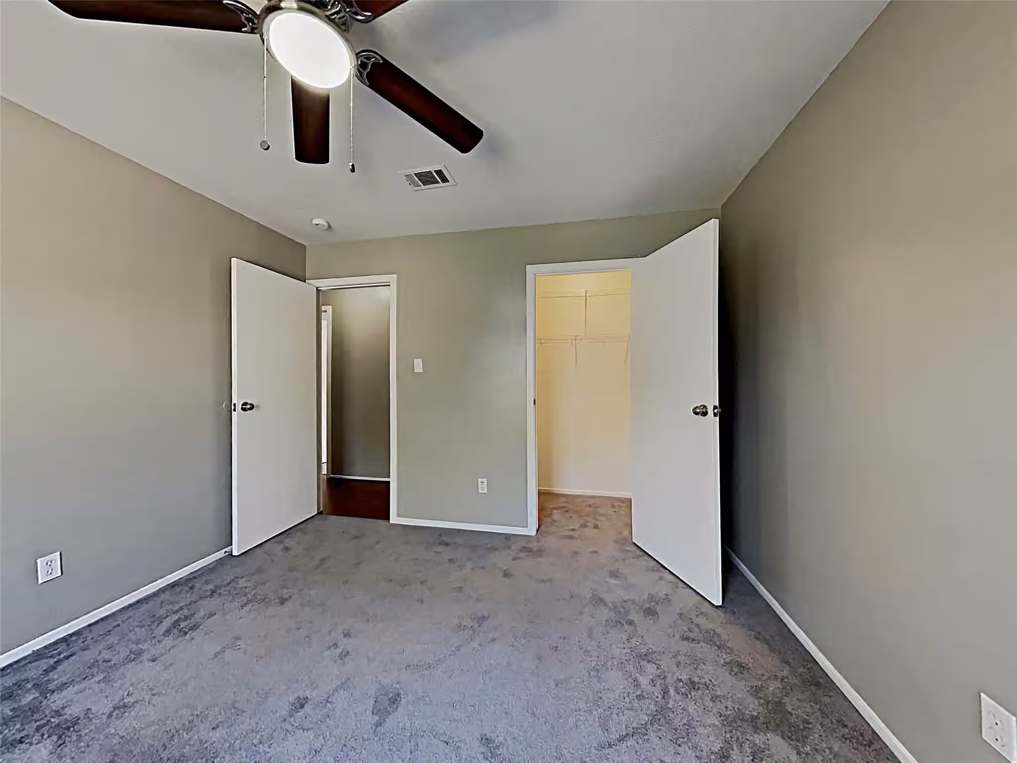 Photo 5 of 2902 Clear Ridge Drive, Houston, TX