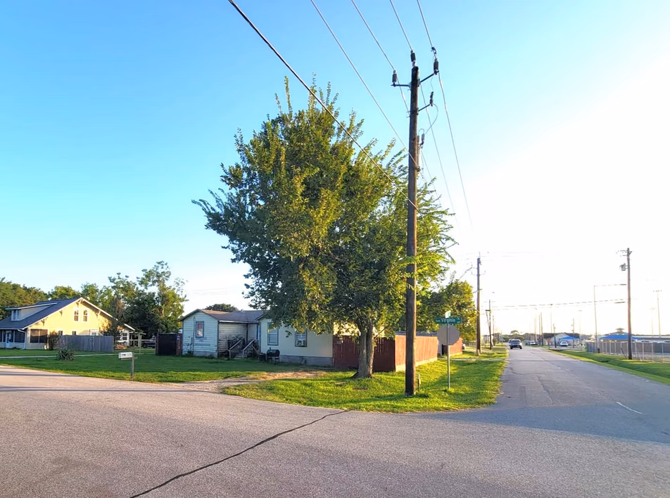 Photo 2 of 802 S Virginia Street, La Porte, TX