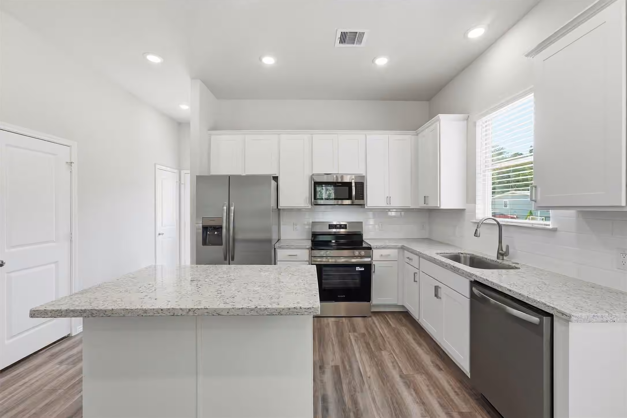 Photo 5 of 15608 Sycamore Drive, Montgomery, TX