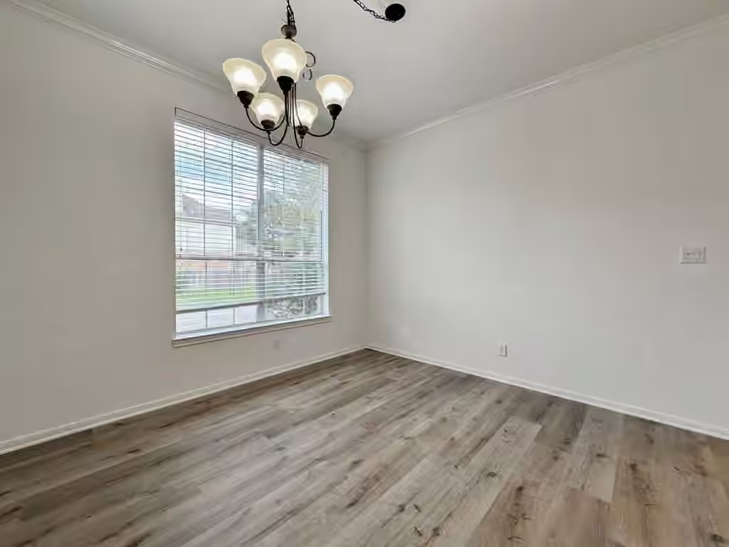 Photo 5 of 73 E Montfair Boulevard, The Woodlands, TX
