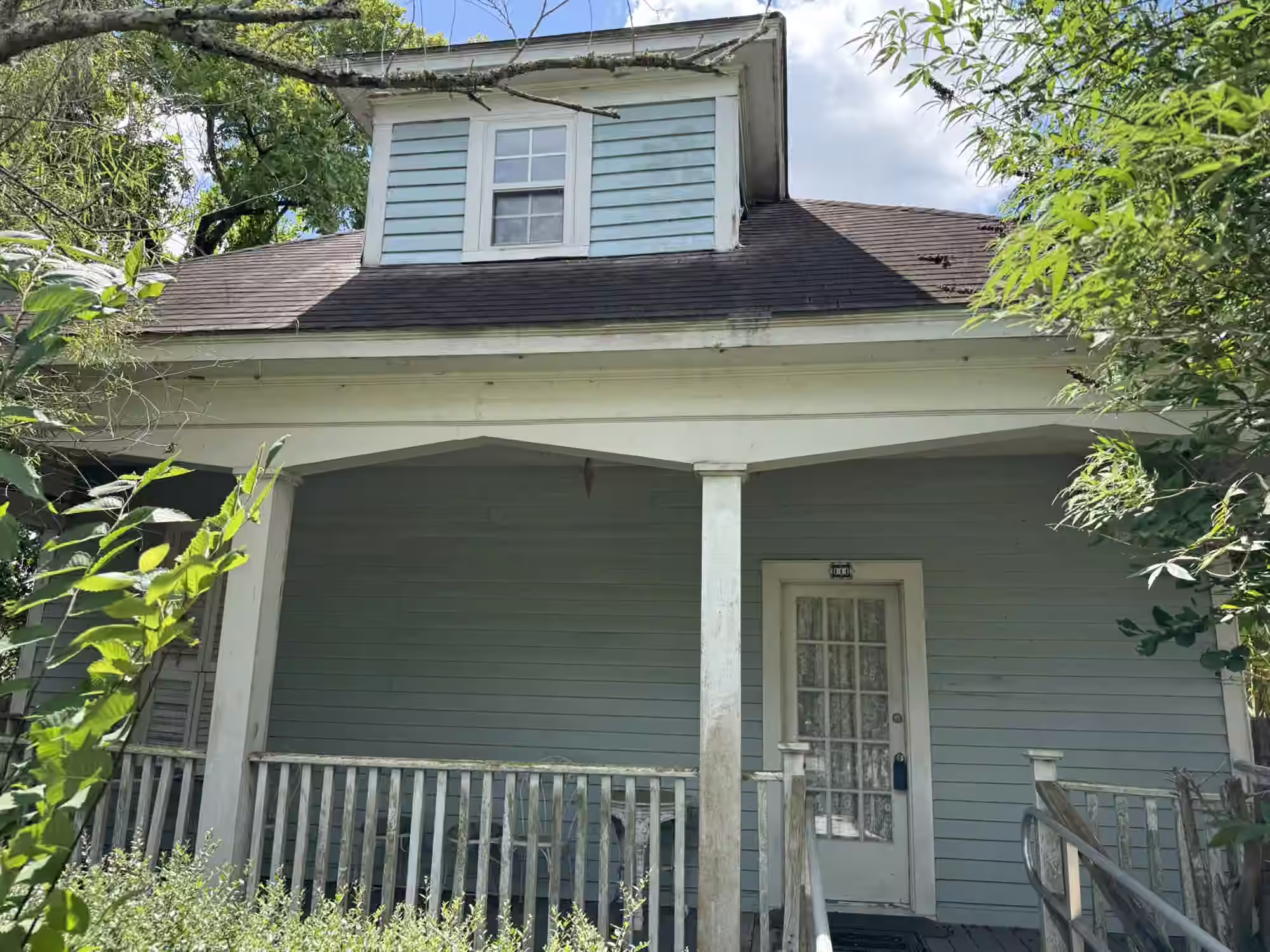 Photo 2 of 111 W Cleveland Street, Alvin, TX